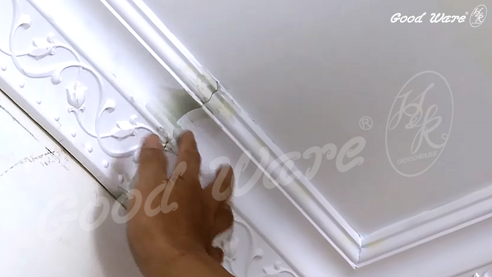 線板施工：以AAB膠填補後，使用刮刀直接填補至線板接縫處，如用在雕花線板時，可用手指抹平